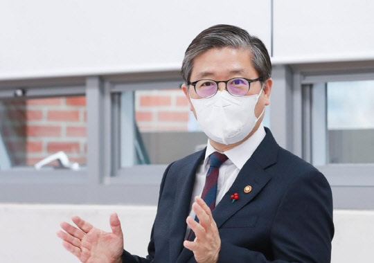 변창흠(사진) 국토부 장관이 이르면 4일 주택 공급 확대 방안이 담긴 부동산 대책을 발표할 예정이다. <연합뉴스>